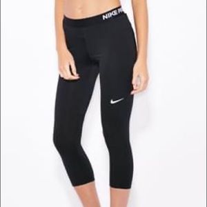 Women’s Nike DRI-FIT crop black leggings